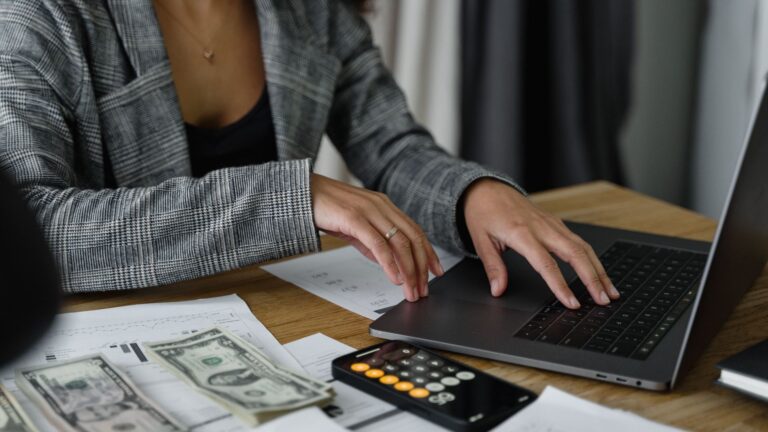 Guide simulateur revenu indépendant : créer son entreprise en France